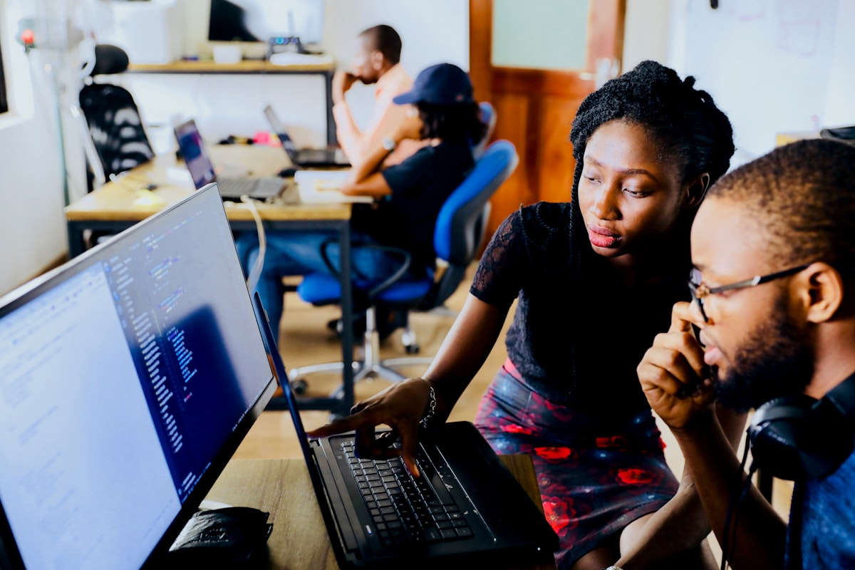 Equipe africaine travaillant sur un projet startup